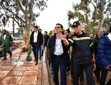 Στην Μάνδρα ο Αλ. Τσίπρας - Επισκέπτεται τις πληγείσες περιοχές (φωτό, βίντεο)